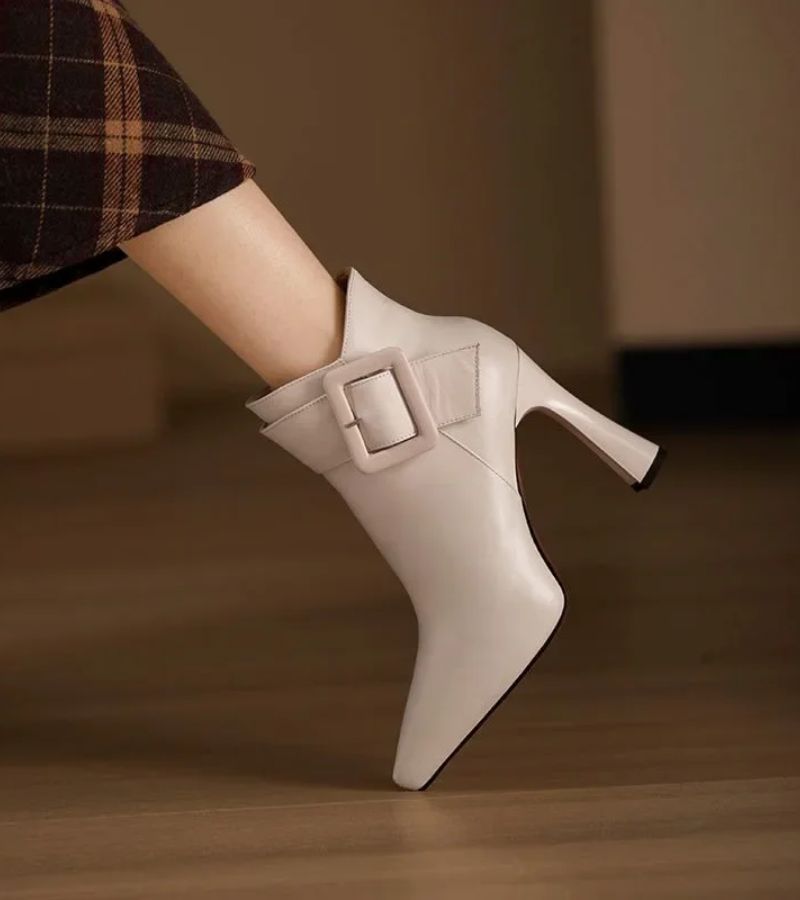 Aveline | Botines extragrandes con tacón y hebilla