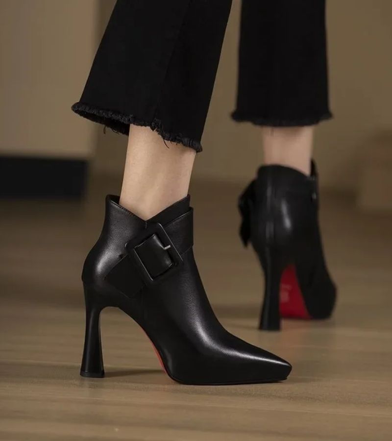 Aveline | Botines extragrandes con tacón y hebilla