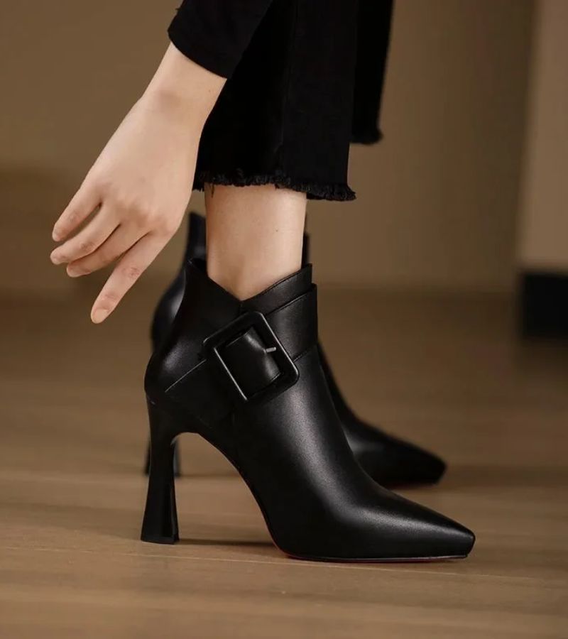 Aveline | Botines extragrandes con tacón y hebilla